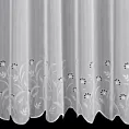 Firana szyta na taśmie 5 cm biała z matowej tkaniny w drobny deszczyk ozdobionej roślinnym haftem z efektem ażuru
