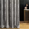 Zasłona szyta na taśmie 5 cm stalowo srebrzysta z miękkiej tkaniny welwetowej z ornamentowym błyszczącym nadrukiem