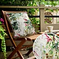 Poszewka na poduszkę 45x45 cm z tkaniny wodoodpornej biało, zielona idealna na taras oraz balkon zdobiona nadrukiem kwiatów i frędzli GARDEN