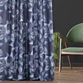 Zasłona szyta na taśmie 5 cm MARLENE granatowo niebieska z miękkiej tkaniny typu blackout drukowanej w duży kwiatowy wzór