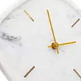 Minimalistyczny zegar stołowy imitujący marmur ze złotymi wskazówkami