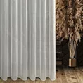 Firana szyta na flexach kremowa zdobiona pionowymi, połyskującymi paskami z nici metalicznej, wykończona obciążnikiem