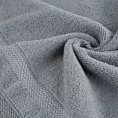 Ręcznik kąpielowy 70x140 cm bawełniany kolor stalowy zero twist z bordiurą w paski 400 g/m2 RIKI