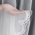 Firana szyta na taśmie fala biała z tkaniny z efektem deszczyku, zdobionej u dołu haftem z kryształkami