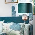 Lampa stojąca do salonu szałwiowo, miedziana SALVIA na metalowej podstawie z szklaną kula z welwetowym abażurem LIMITED COLLECTION