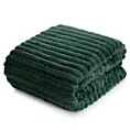 Koc flano 170x210 cm ciemnozielony zdobiony wytłaczanym wzorem z efektem 3D SOFT Design 91