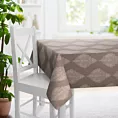 Obrus szyty beżowy z tkaniny w klasyczny wzór ornamentowy z drobnym błyszczącym akcentem