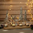 Świecznik świąteczny zdobiony srebrnymi choinkami i reniferem