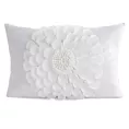 Poszewka na poduszkę 30 x 50 cm z welwetu kolor kremowy zdobiona trójwymiarowym motywem kwiatu FLORES 2