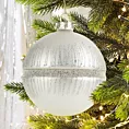 Bombka choinkowa z wytłoczeniem zdobiona brokatowym wzorem i drobnymi koralikami