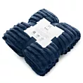 Koc flano 170x210 cm granatowy zdobiony wytłaczanym wzorem z efektem 3D SOFT Design 91