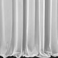 Tkanina firanowa o lekkim splocie i delikatnym połysku zakończona szwem obciążającym