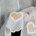Tkanina firanowa zazdrostka zdobiona haftowaną aplikacją w kształcie serca