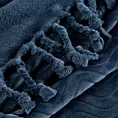 Koc flano 150x200 cm granatowy z wytłaczanym wzorem i dekoracyjnymi frędzlami EMMA