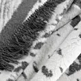 Koc bawełniano-akrylowy 220x240 cm stalowo, biały z designerskim wzorem zakończony frędzlami AKRYL Eva Minge