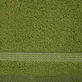 Ręcznik kąpielowy 70x140 cm bawełniany kolor oliwkowy zero twist z bordiurą w paski 400 g/m2 RIKI