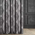 Zasłona szyta na taśmie 5 cm popielata z tkaniny w klasyczny wzór ornamentowy z drobnym błyszczącym akcentem