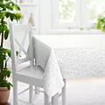 Obrus szyty biało srebrny z gładkiej tkaniny przeplatanej błyszczącą lureksową nicią o wzorze w kwiaty