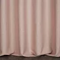 Zasłona szyta na taśmie 5 cm pudrowo różowa z tkaniny z dodatkiem połyskującej nici, z widocznym ozdobnym splotem