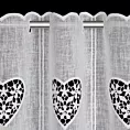 Tkanina firanowa zazdrostka z etaminy zdobiona haftowanymi ażurowymi sercami