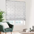 Roleta rzymska biało srebrna z tkaniny typu BATYST z delikatnie połyskującym, geometrycznym nadrukiem na całości tkaniny, wykończona obciążnikiem