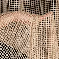 Firana szyta na taśmie 5 cm beżowa z luźno tkanej siatki szenilowej, delikatnej i miękkiej w dotyku, wykończona obciążnikiem