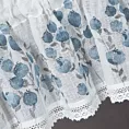Zazdrostka biała z etaminy z malarskim nadrukiem niebieskich kwiatów i bawełnianą koronką 150x30 cm tunel POLA