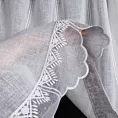 Tkanina firanowa zazdrostka z etaminy zdobiona haftem i kontrastowym wykończeniem dołu