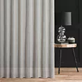 Firana szyta na przelotkach beżowa z matowej etaminy w pionowe pasy, wykończona obciążnikiem w stylu eko