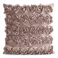 Poszewka na poduszkę 45 x 45 cm z welwetu kolor pudrowy zdobiona 3D aplikacją róż ROSES Eva Minge