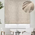 Roleta rzymska beżowa z delikantej, lejącej tkaniny z efektem deszczyku w postaci pionowych, nieregularnych linii, wykończona obciążnikiem
