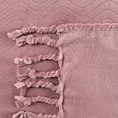 Koc flano 150x200 cm pudrowy z wytłaczanym wzorem i dekoracyjnymi frędzlami EMMA