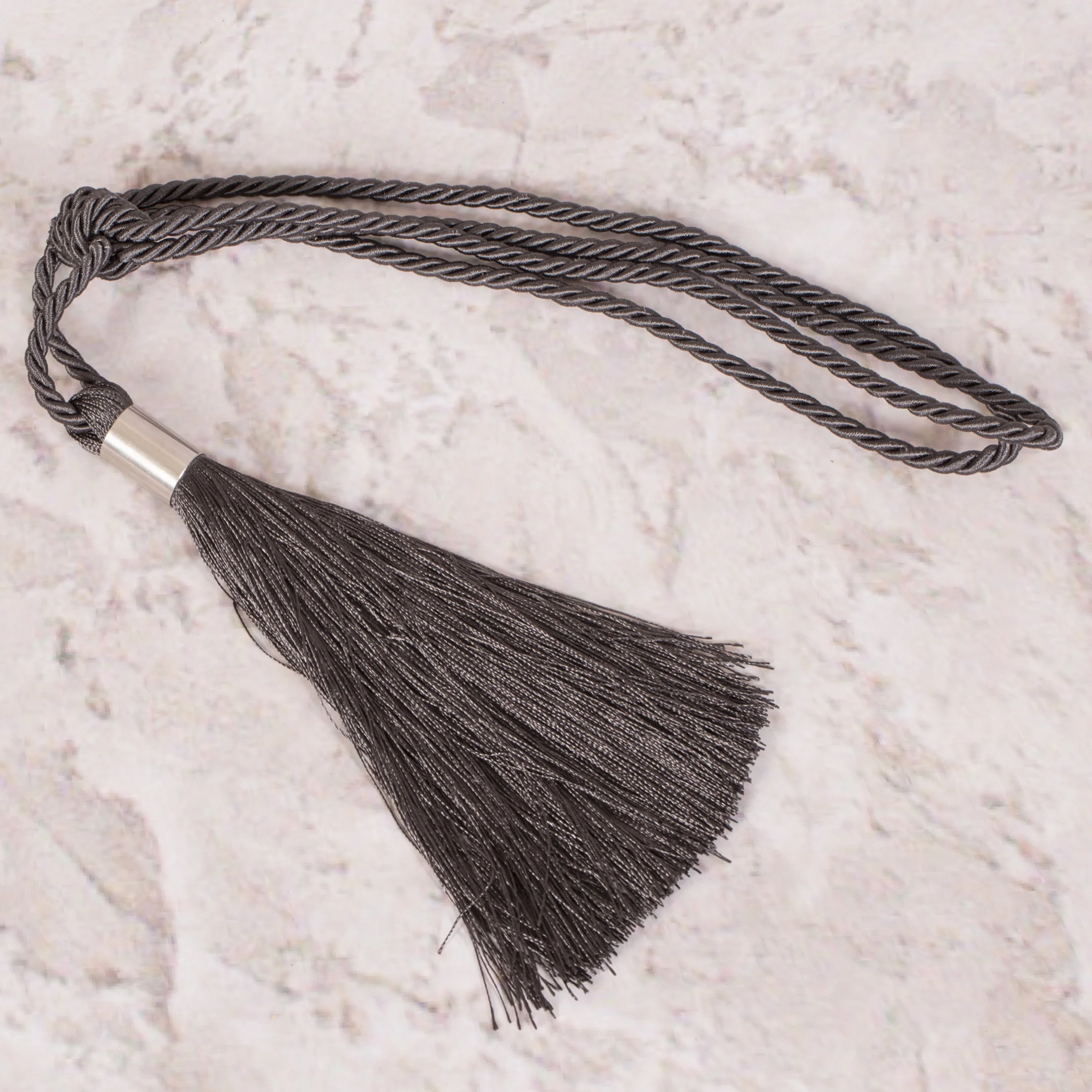 Dekoracyjny sznur do upięć z chwostem z metalową obrączką