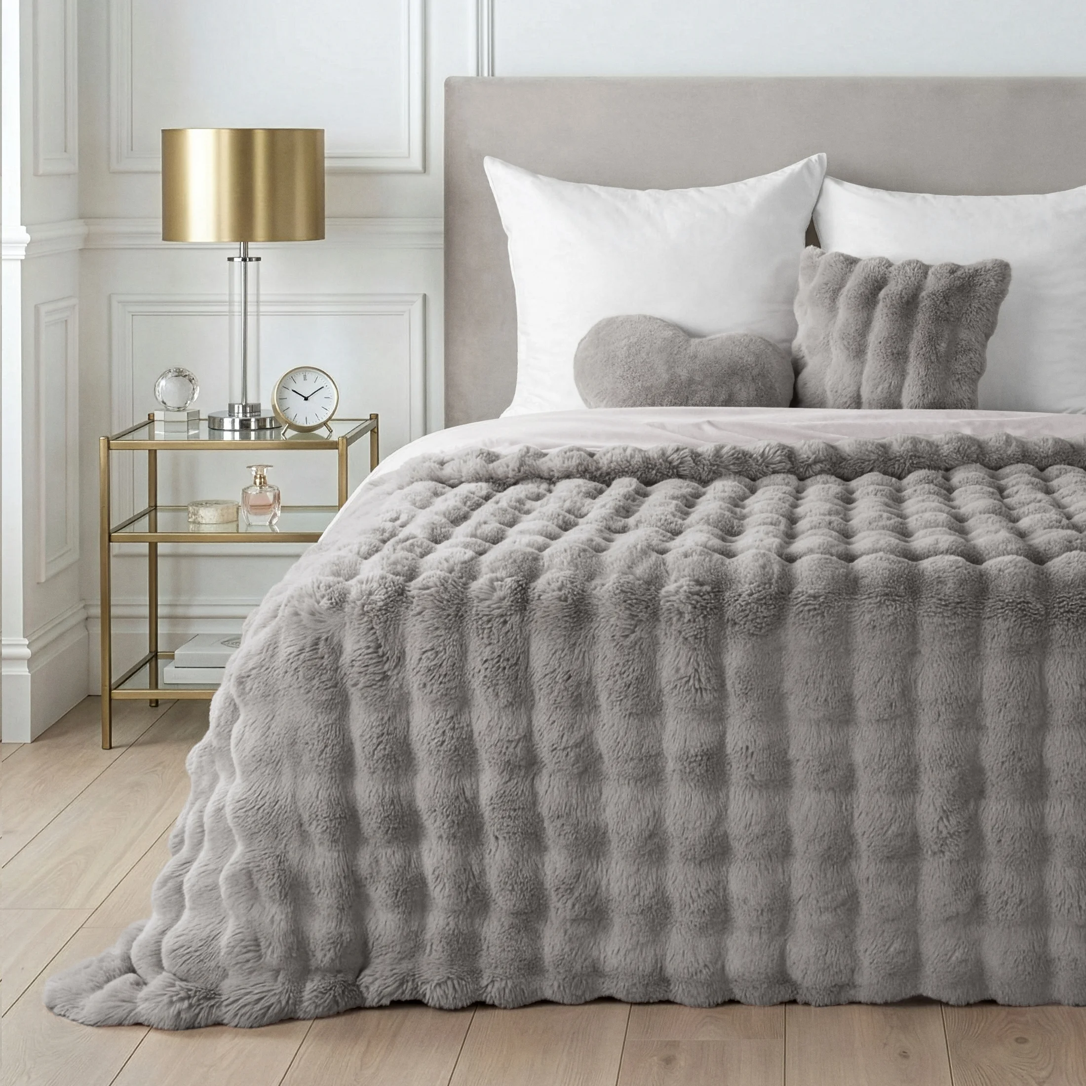 Koc 220x200 cm srebrny z miękkiej tkaniny futerkowej z efektem 3D LILY | eurofirany