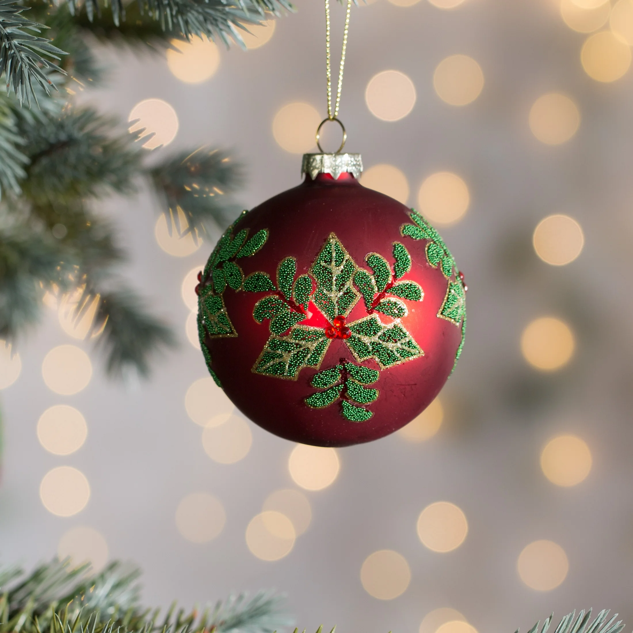 Szklana bombka choinkowa ręcznie zdobiona błyszczącym wzorem ostrokrzewu | 