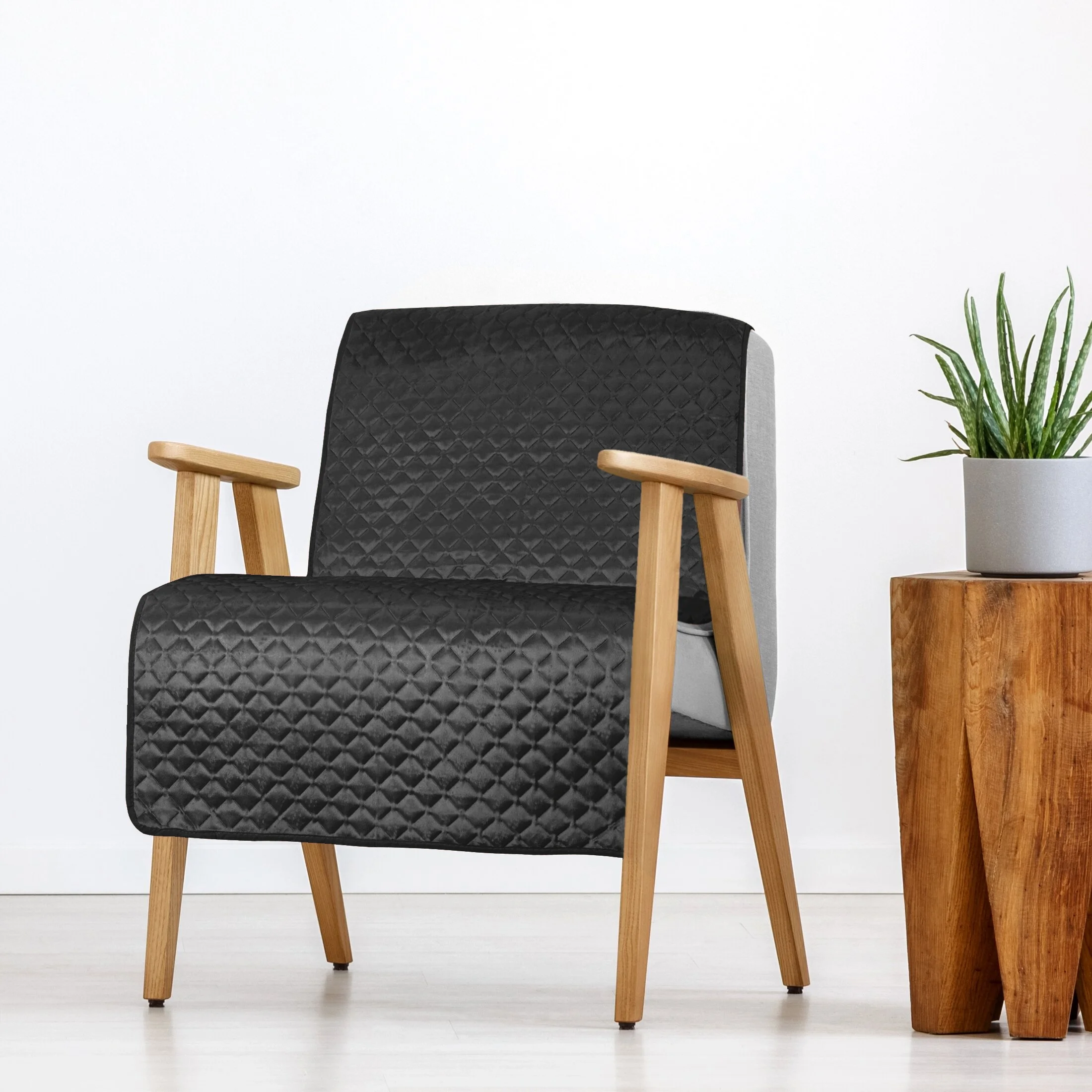 Narzuta welwetowa na fotel czarna 70x160 cm pikowana w geometryczny wzór metodą hot press DIMON | eurofirany