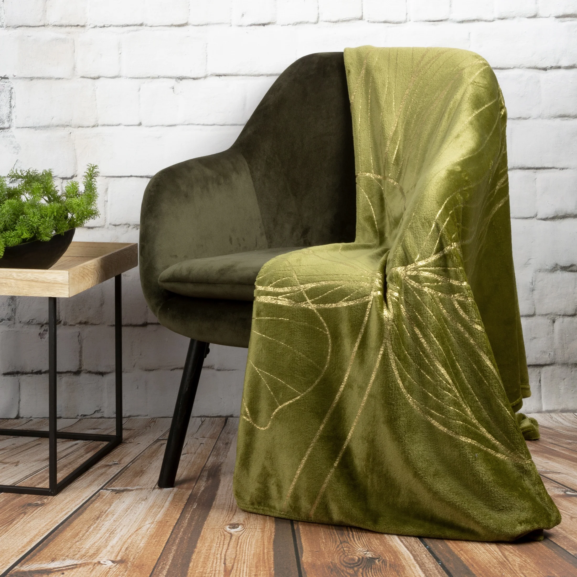 Koc 150x200 cm oliwkowy ze złotym nadrukiem z motywem liści kwiatu lotosu LILI 4 | eurofirany