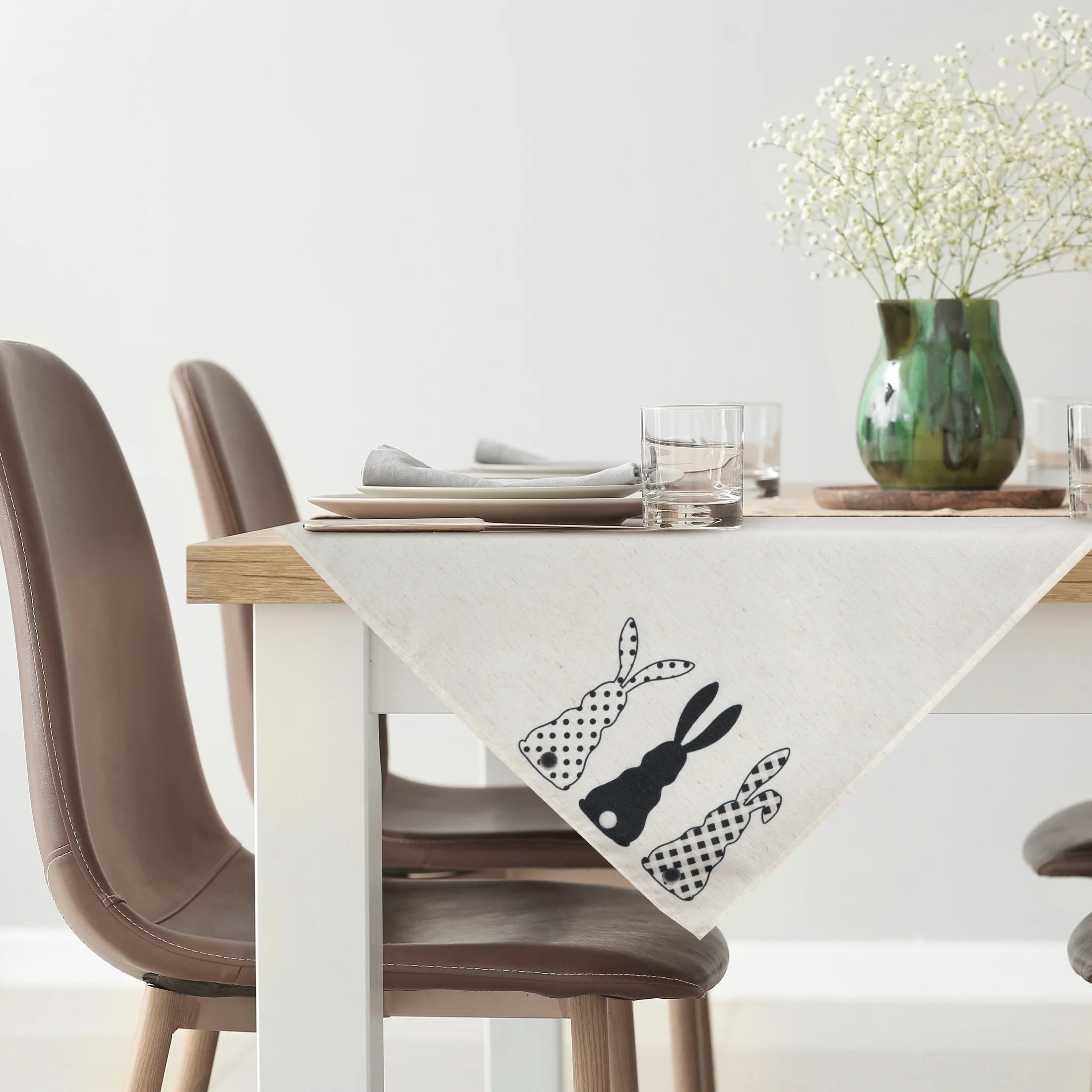 Bieżnik na stół biało, czarny 85x85 cm welwetowy WIOSNA zdobiony nadrukiem siedzących zajączków