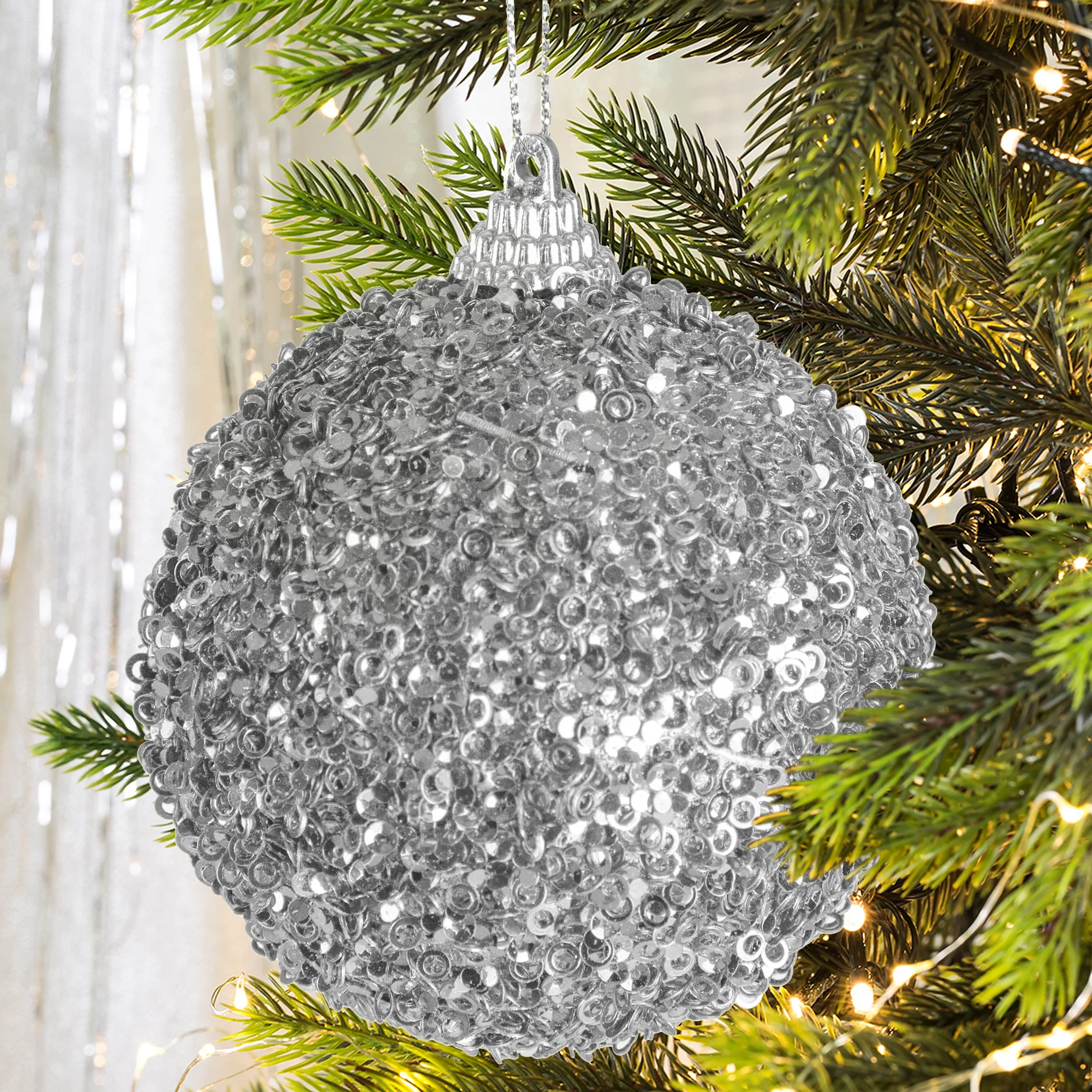 Bombka choinkowa dekorowana lśniącymi drobinkami | eurofirany