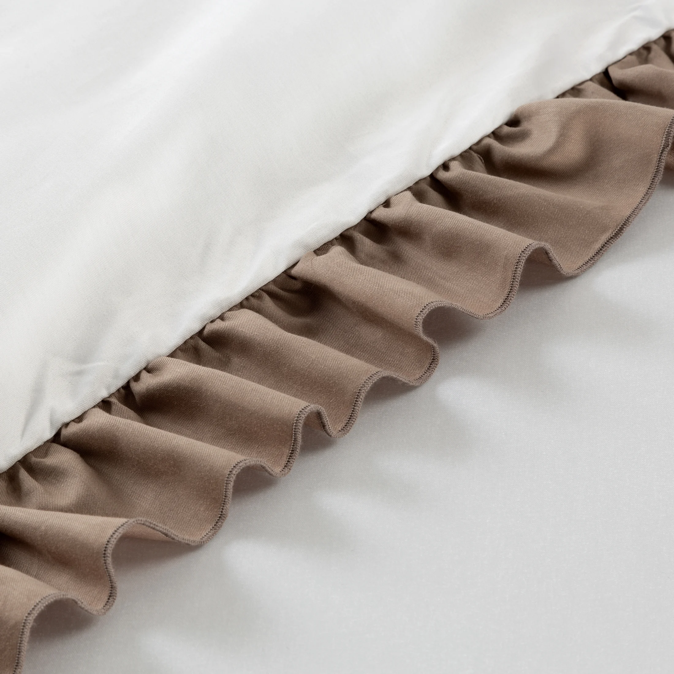 Pościel 220x200 cm komplet 3 częściowy z mieszanki włókien kolor biały, ciemnobeżowy z falbanką na brzegach ELIZA