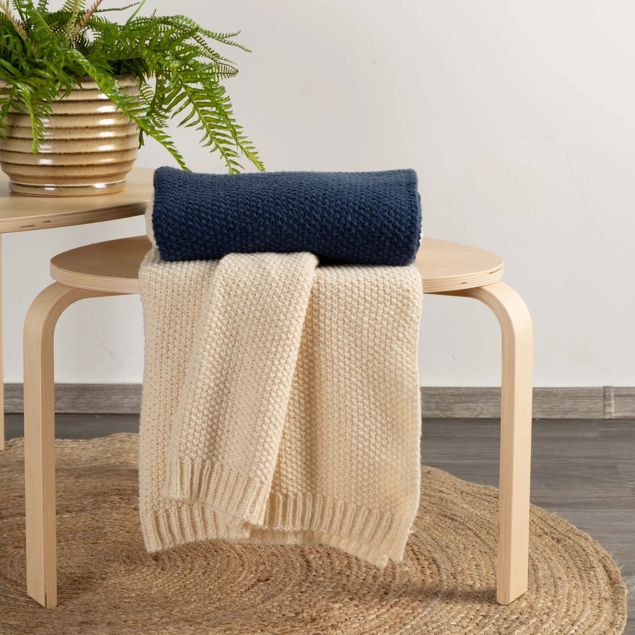 Koc 130x170 cm beżowo, granatowy z szerokim pasem PLED