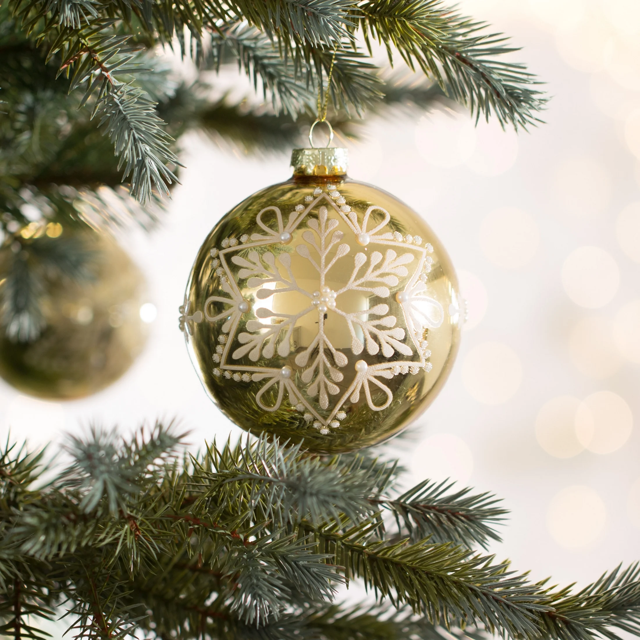 Szklana bombka choinkowa ręcznie zdobiona błyszczącą gwiazdą |