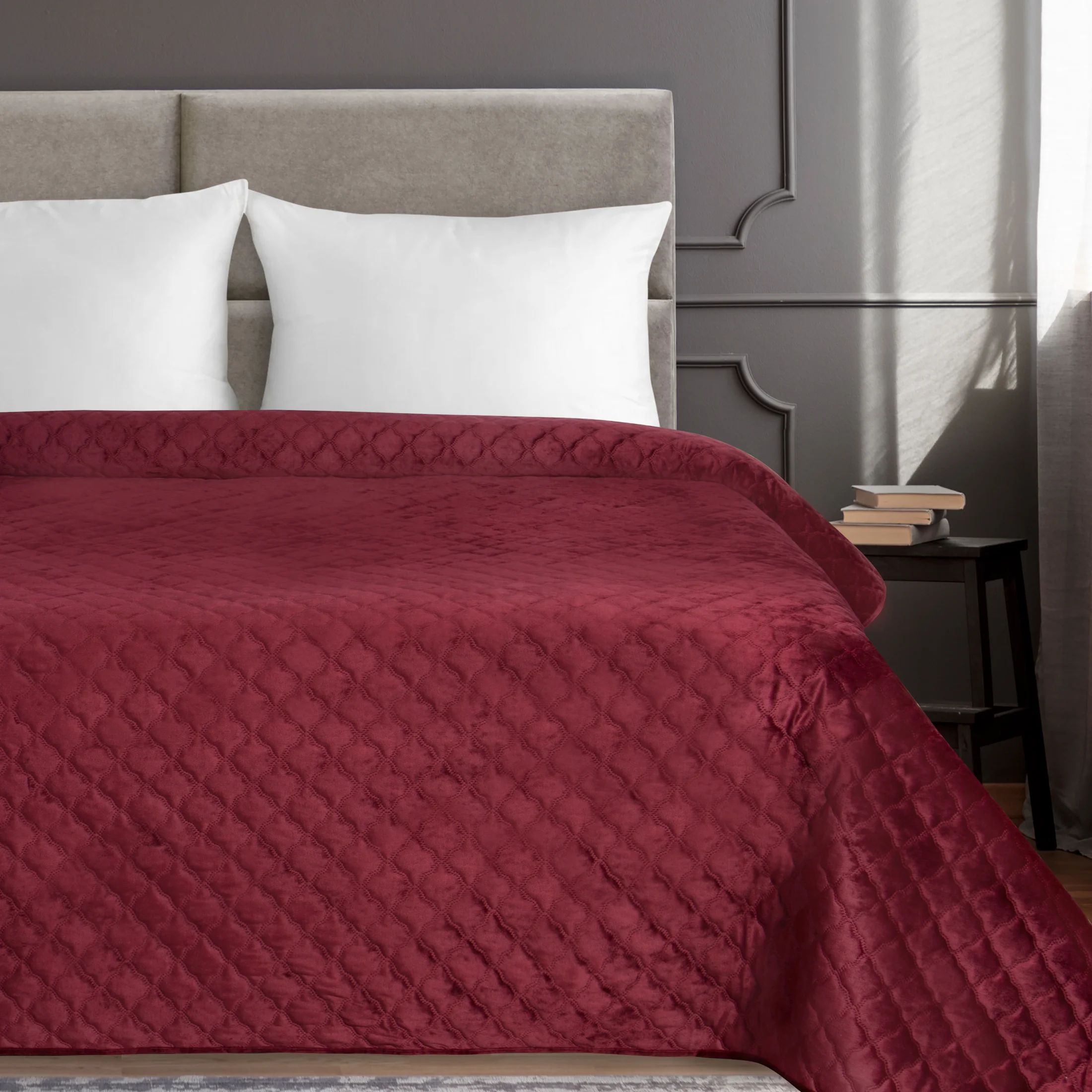 Narzuta welwetowa bordowa 220x240 cm zdobiona pikowaniem hot press w wzór przypominający arabeskę - kolekcja AMAROSA | eurofirany