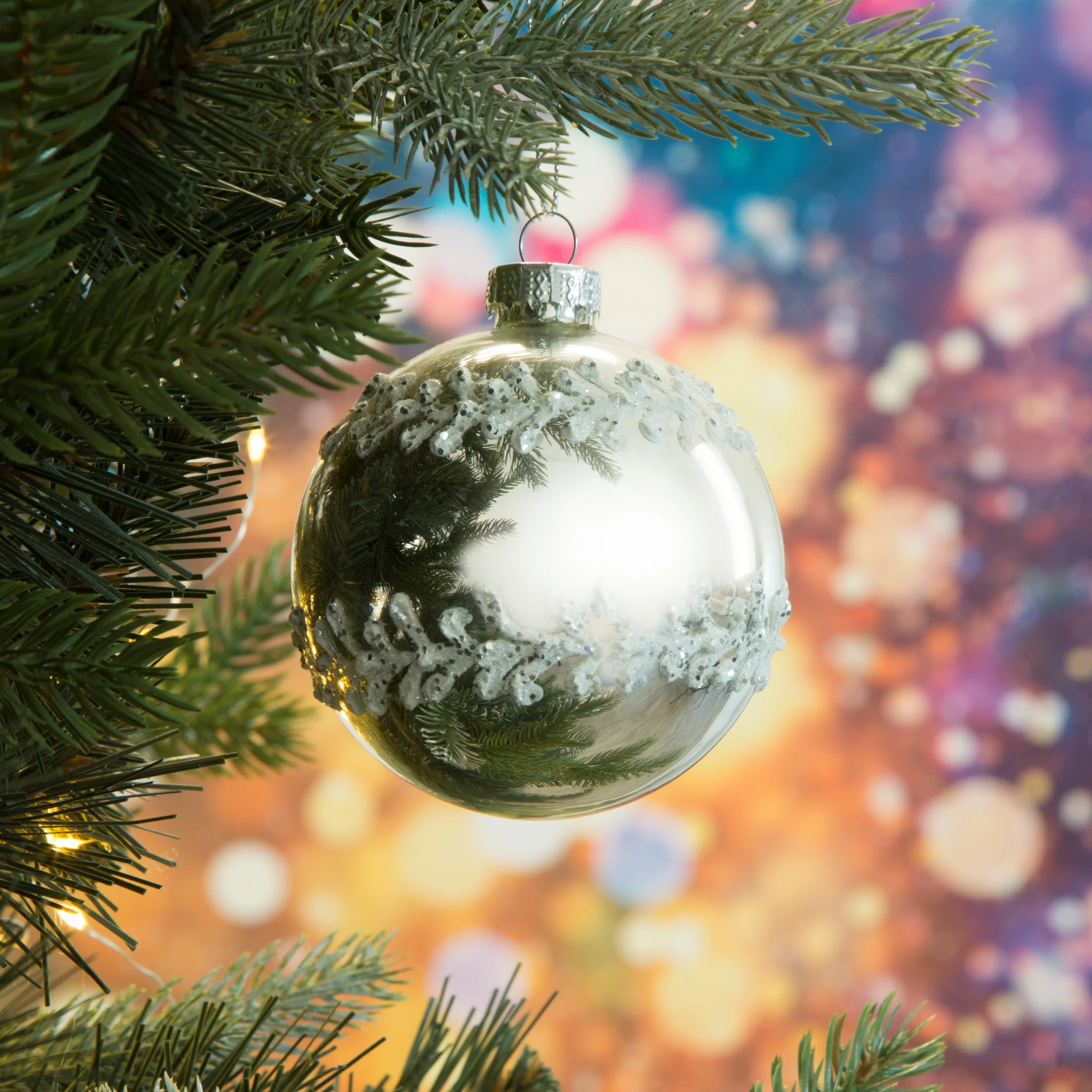 Bombka szklana z wytłaczanym wzorem podkreślona srebrnym brokatem | eurofirany