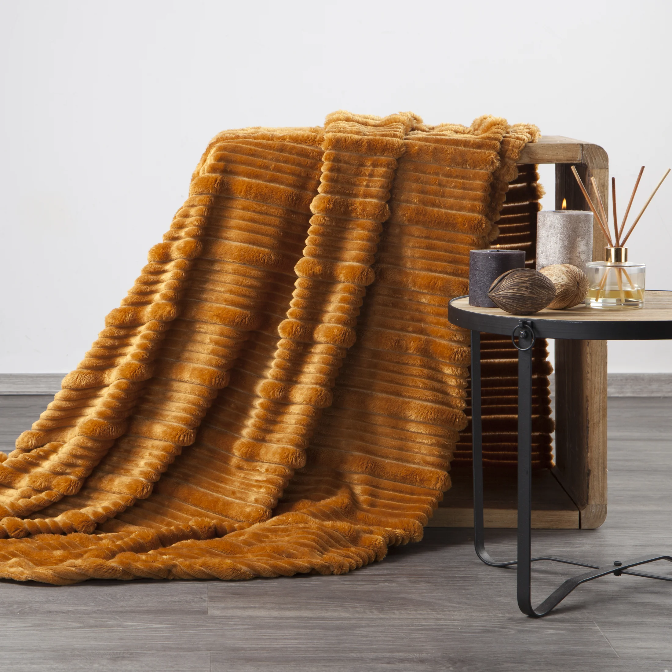 Koc 150x200 cm miodowy, typu flano z wzorem 3D NINA | eurofirany