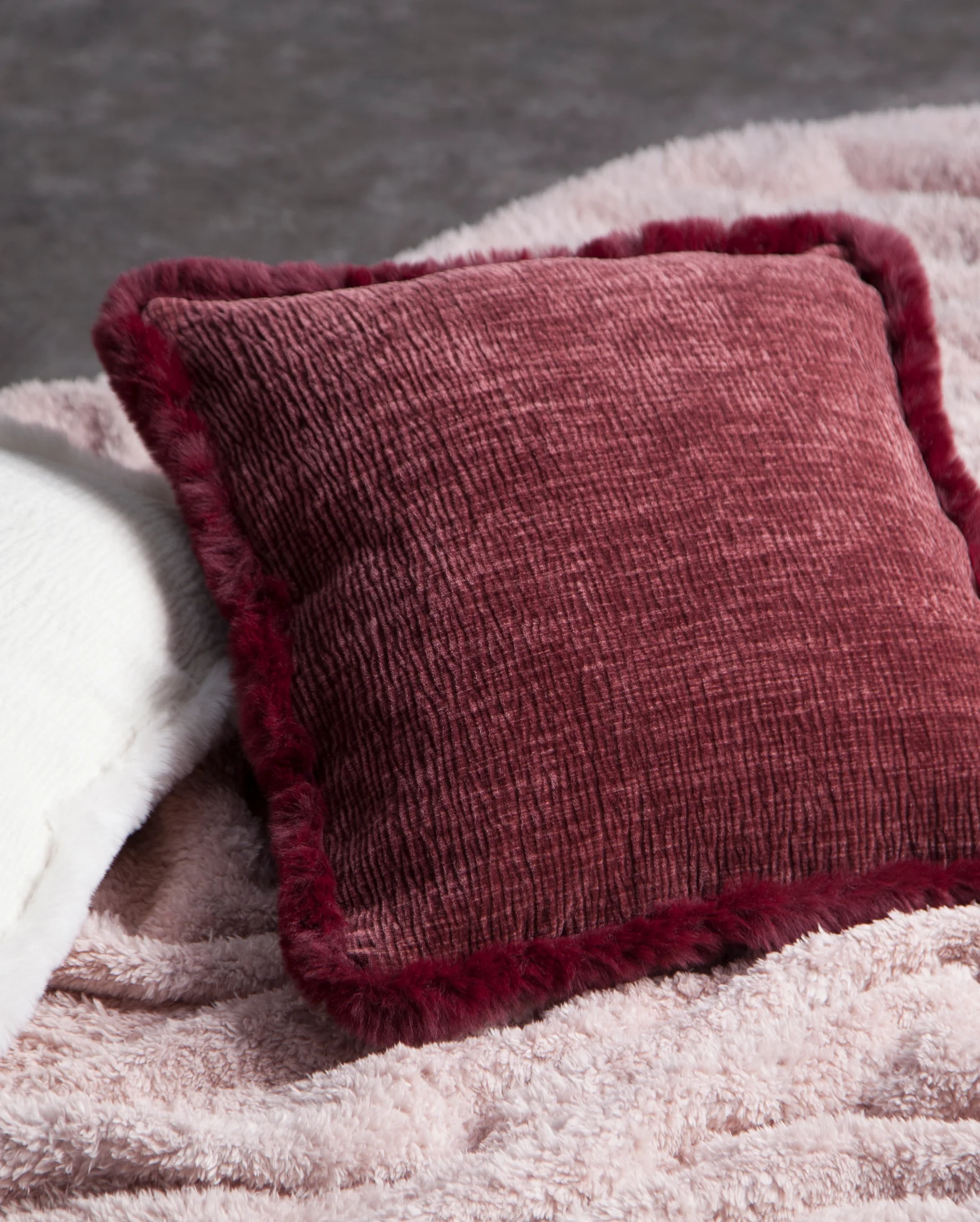 Poszewka na poduszkę 45x45 cm kremowa szenilowa zdobiona futerkiem na brzegach BLANCA 05