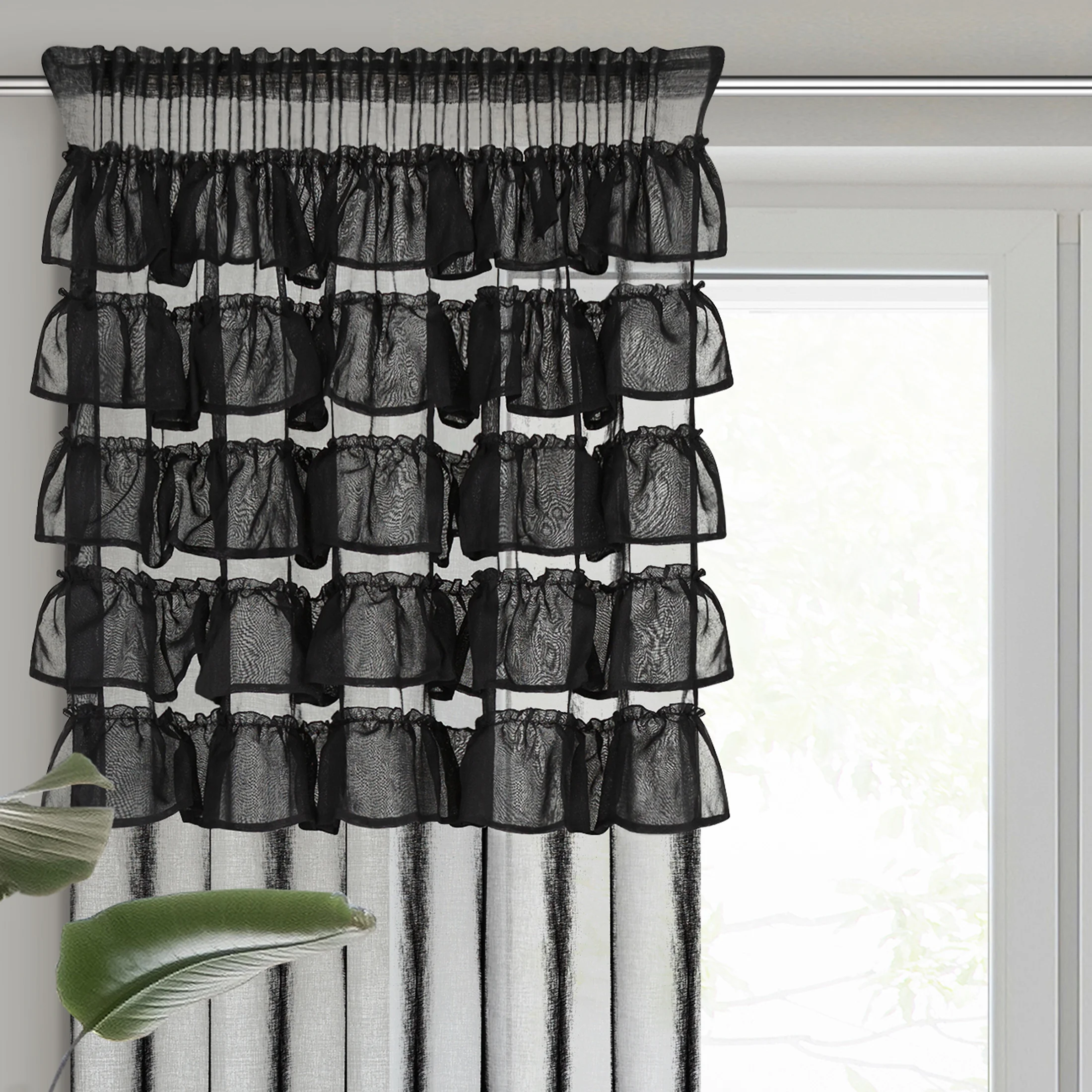 Firana czarna z etaminy zdobiona w górnej części falbanami 140x270 cm taśma AURA | eurofirany