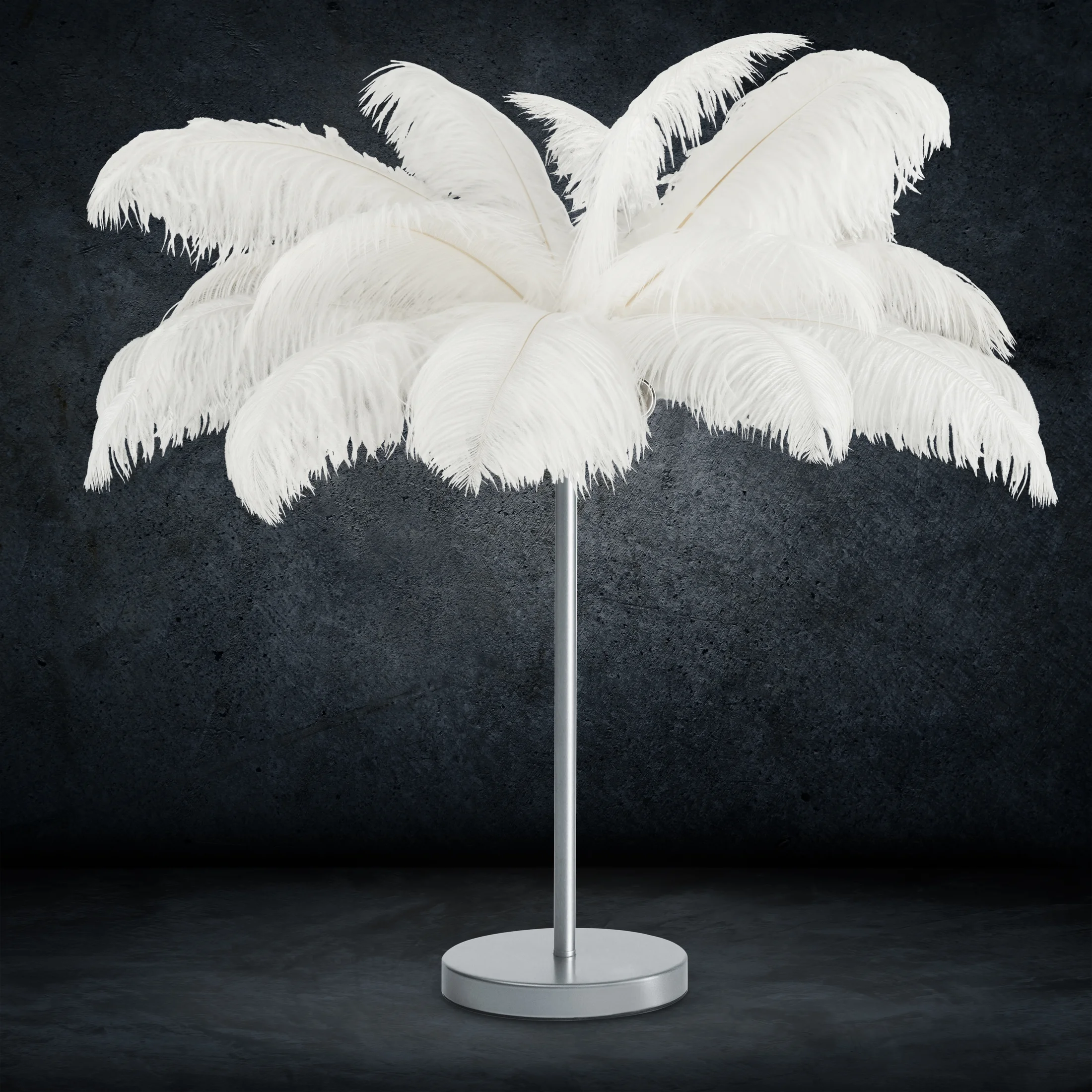 Lampa stojąca do salonu srebrno, biała FERI na metalowej podstawie z niezwykle efektownym abażurem z naturalnych strusich piór