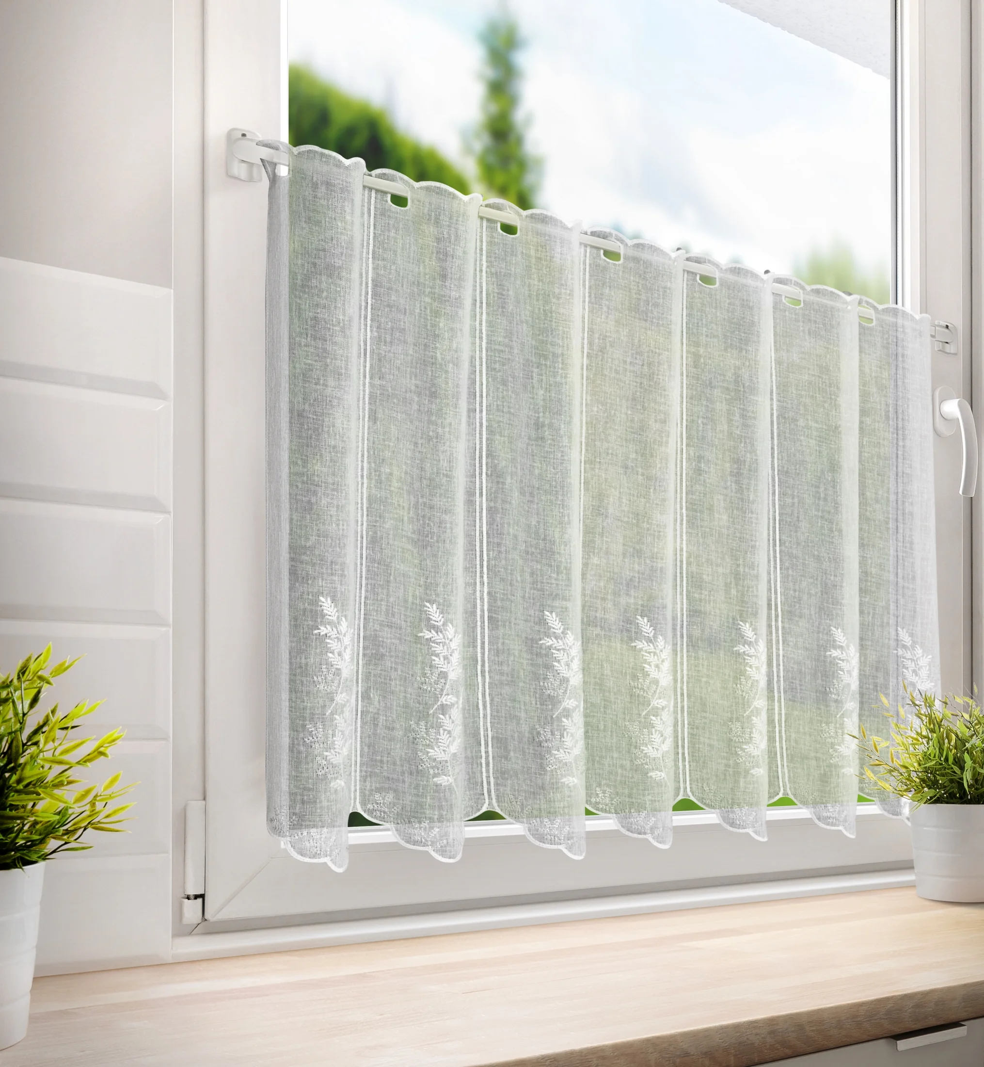 Tkanina firanowa zazdrostka z etaminy zdobiona roślinnym haftem