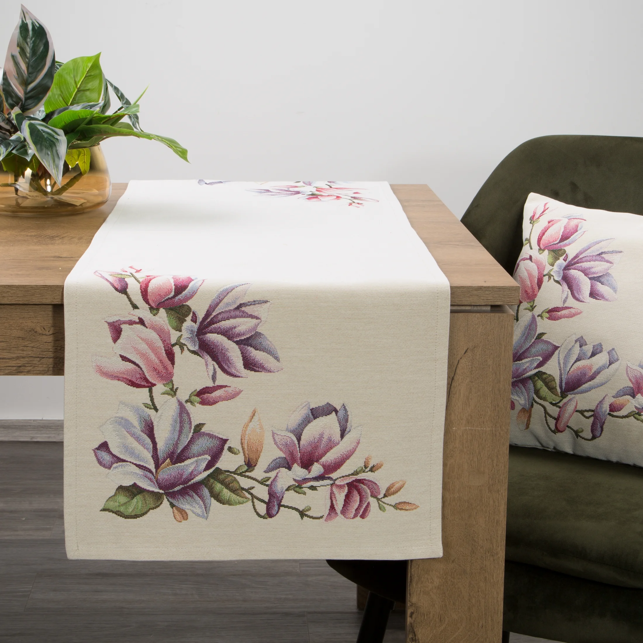 Bieżnik na stół naturalno, różowy 45x140 cm gobelinowy zdobiony motywem kwiatów magnolii